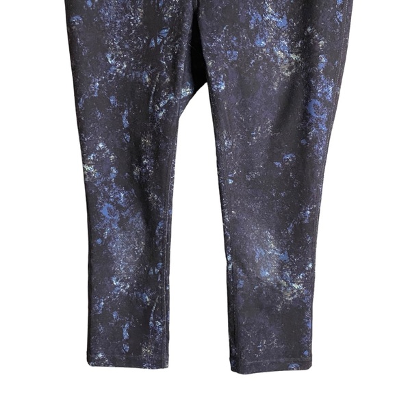 Eddie Bauer Women’s Black Galaxy Print Capri Legging - Picture 3 of 9